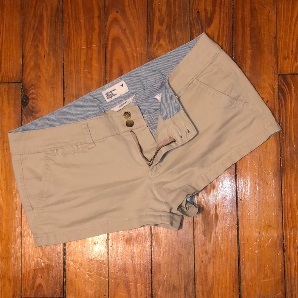 💥FLASH SALE💥AE Khaki Shorts 💜 EUC